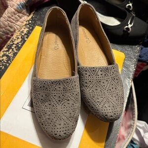 Women’s Baretraps Size 7 Gray Loafers